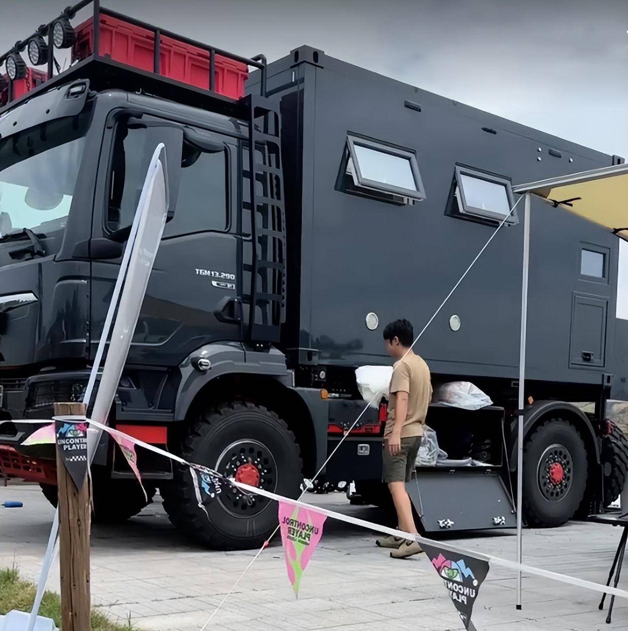 房车千岛湖露营;网友:像卡车一样带劲冰球突破豪华版撒贝宁一家四口开豪华(图3) 房车千岛湖露营;网友:像卡车一样带劲冰球突破豪华版撒贝宁一家四口开豪华(图3)