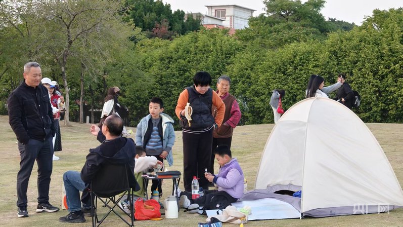 冬日暖阳下露营经济解锁消费新密码冰球突破游戏数读中国开局新活力｜(图3)