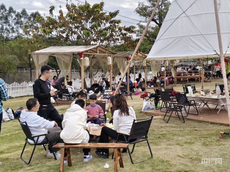 冬日暖阳下露营经济解锁消费新密码冰球突破游戏数读中国开局新活力｜(图2)